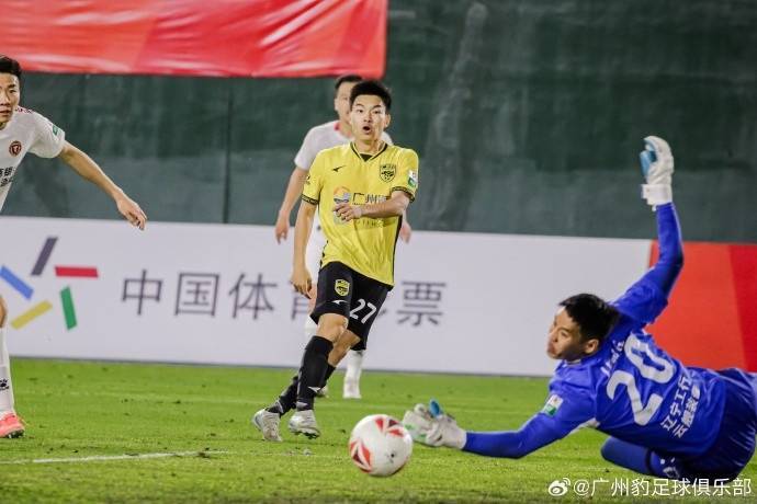 包含佛罗伦萨主场告负拿坡里，遭遇赛季第四场失利的词条